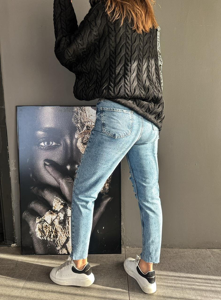 Mavi Yırtık Detaylı Mom Jean