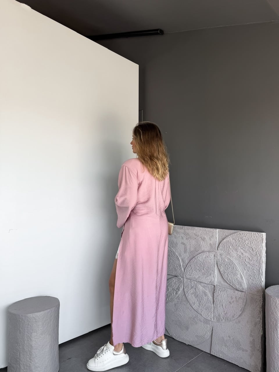 Pembe Broşlu Yırtmaçlı Uzun Kimono