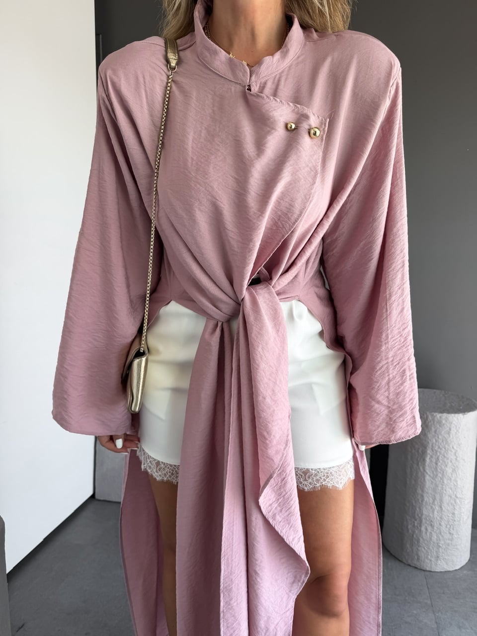 Pembe Broşlu Yırtmaçlı Uzun Kimono