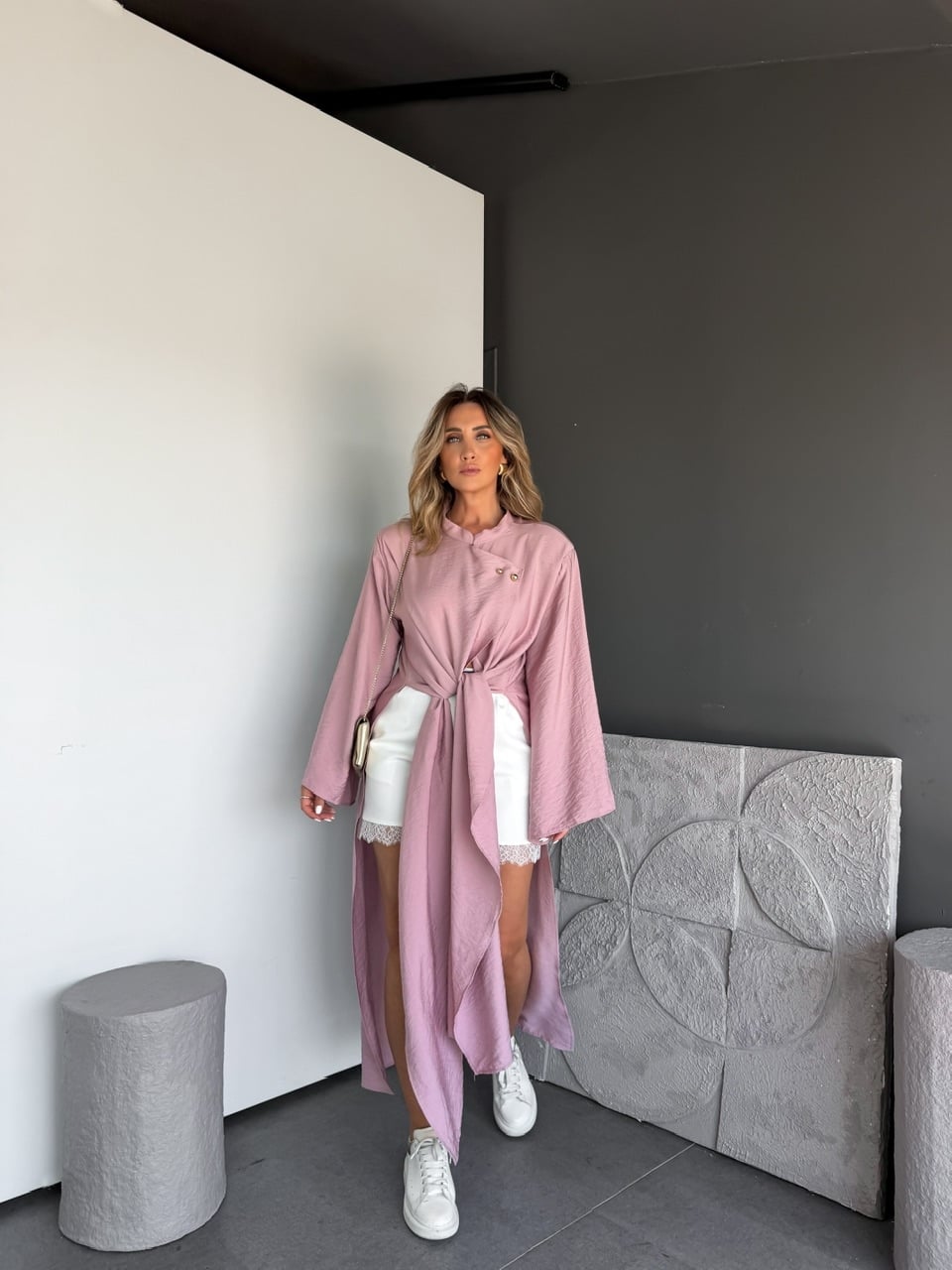 Pembe Broşlu Yırtmaçlı Uzun Kimono