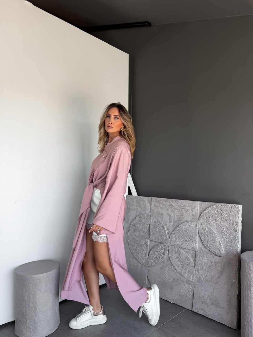 Pembe Broşlu Yırtmaçlı Uzun Kimono