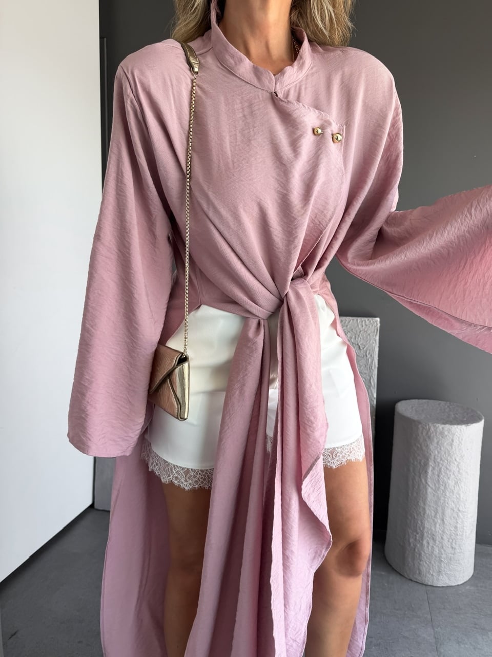 Pembe Broşlu Yırtmaçlı Uzun Kimono