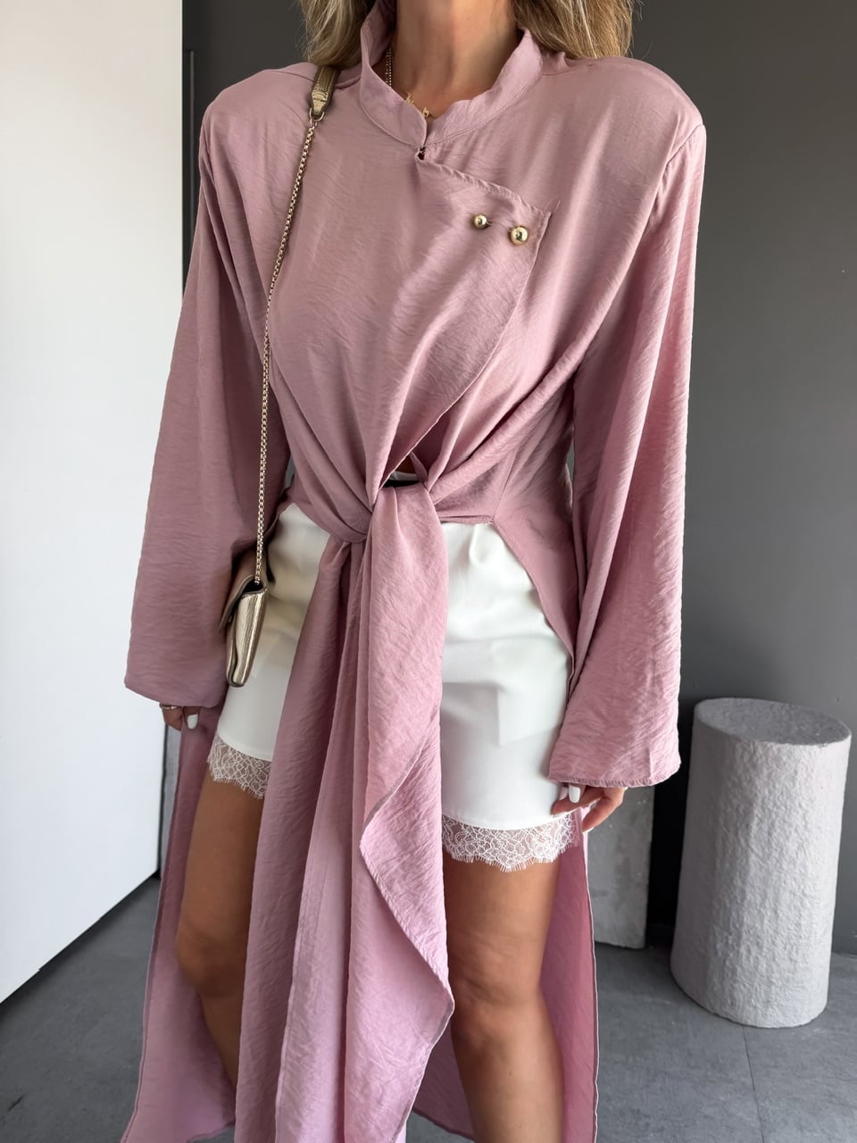Pembe Broşlu Yırtmaçlı Uzun Kimono
