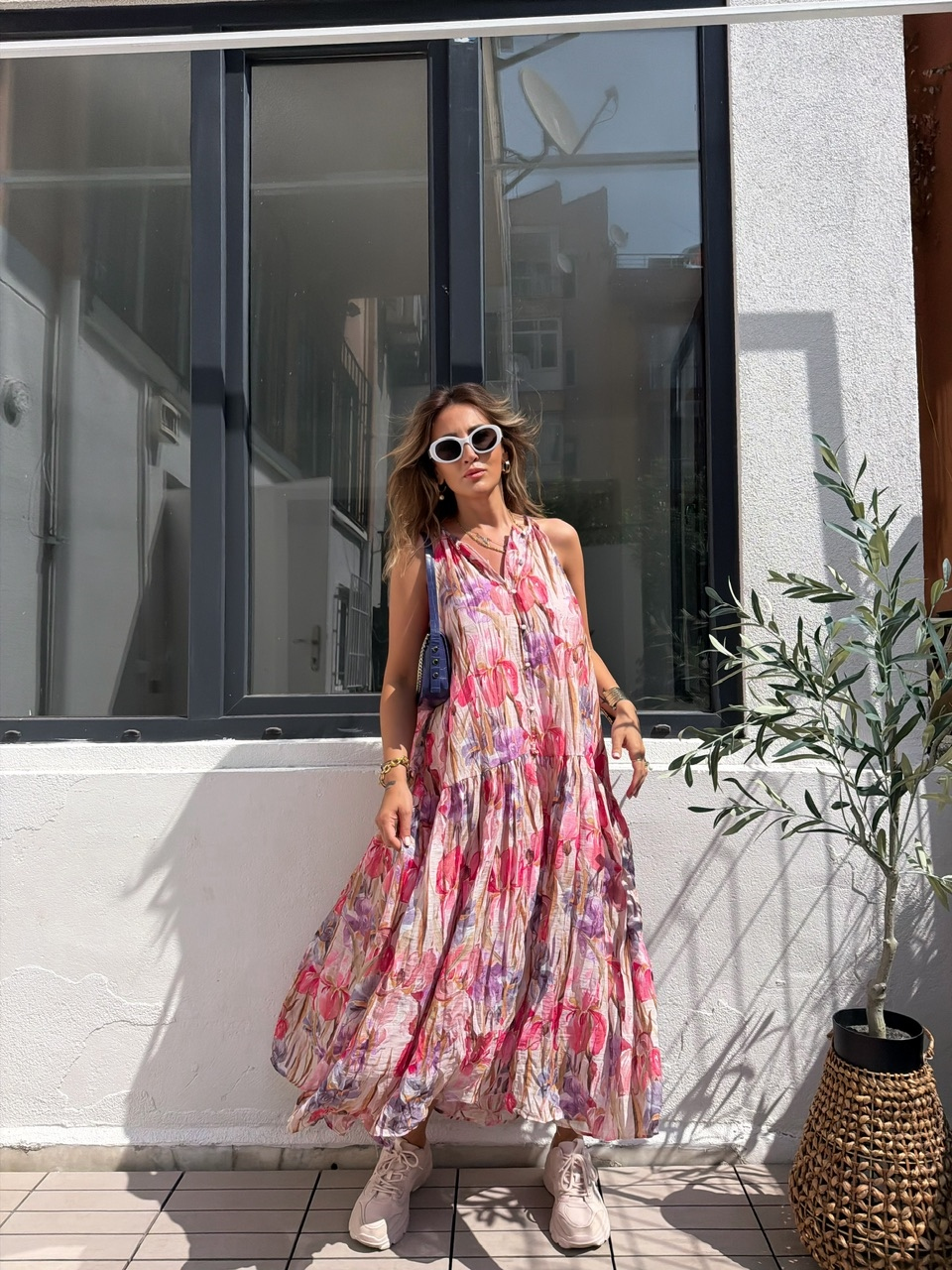 Pembe Çiçek Desenli Buruşuk Kumaş Elbise
