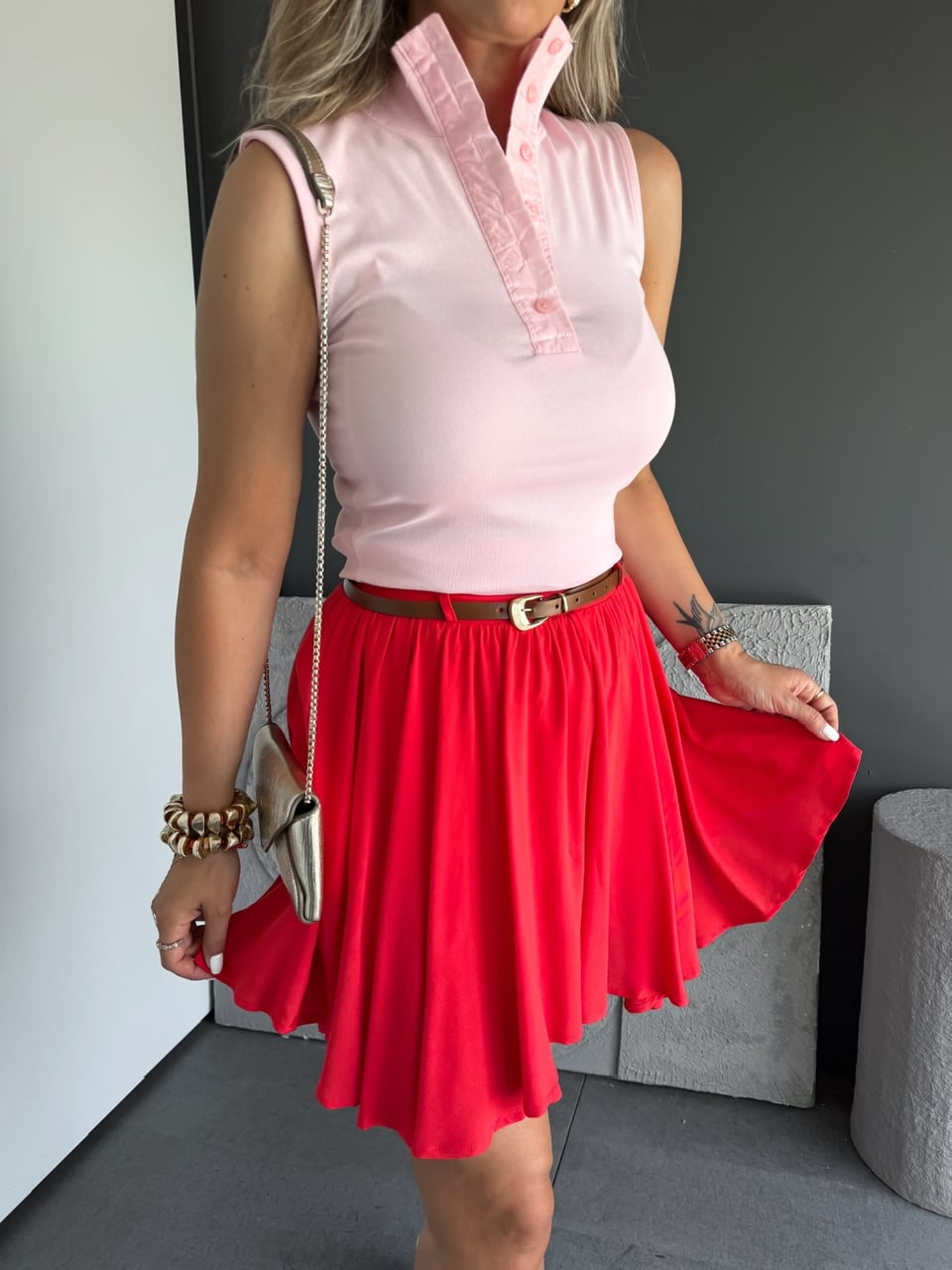 Pembe Düğmeli Dik Yakalı Sıfır Kol Tshirt
