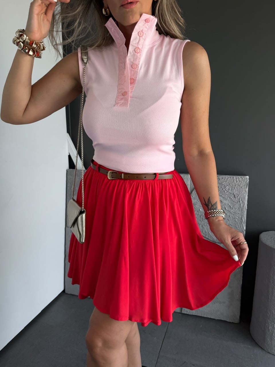 Pembe Düğmeli Dik Yakalı Sıfır Kol Tshirt