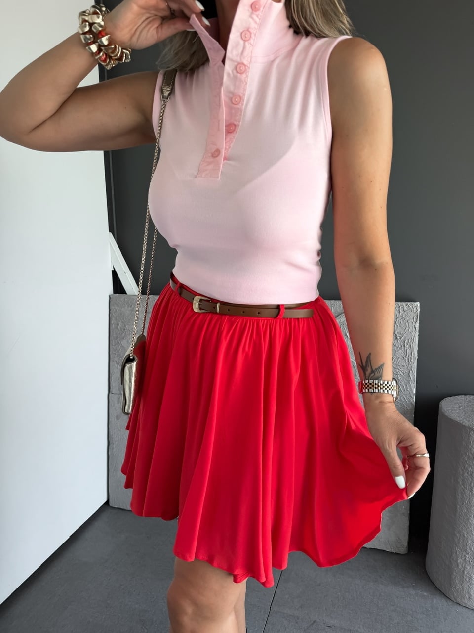 Pembe Düğmeli Dik Yakalı Sıfır Kol Tshirt