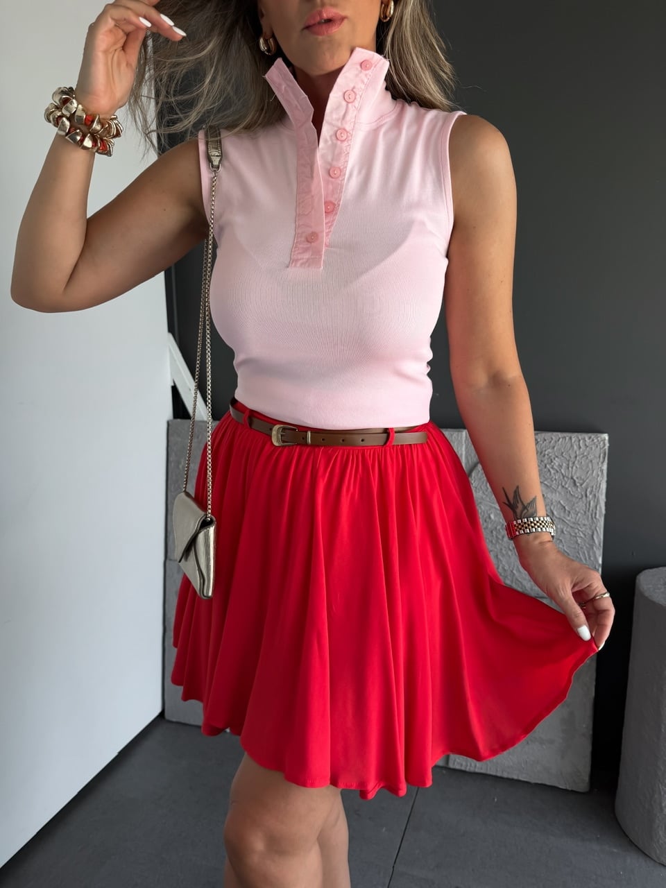 Pembe Düğmeli Dik Yakalı Sıfır Kol Tshirt