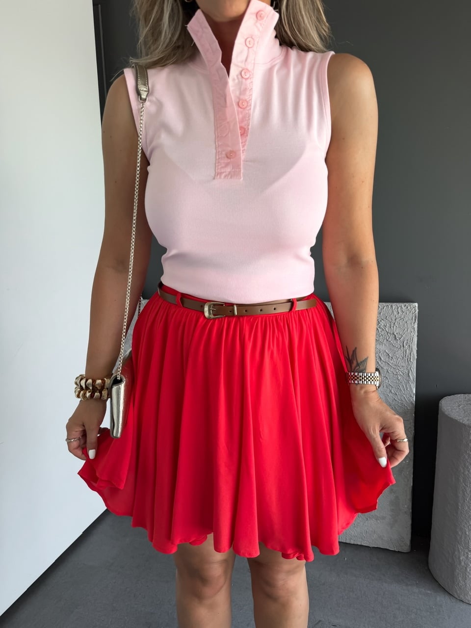 Pembe Düğmeli Dik Yakalı Sıfır Kol Tshirt