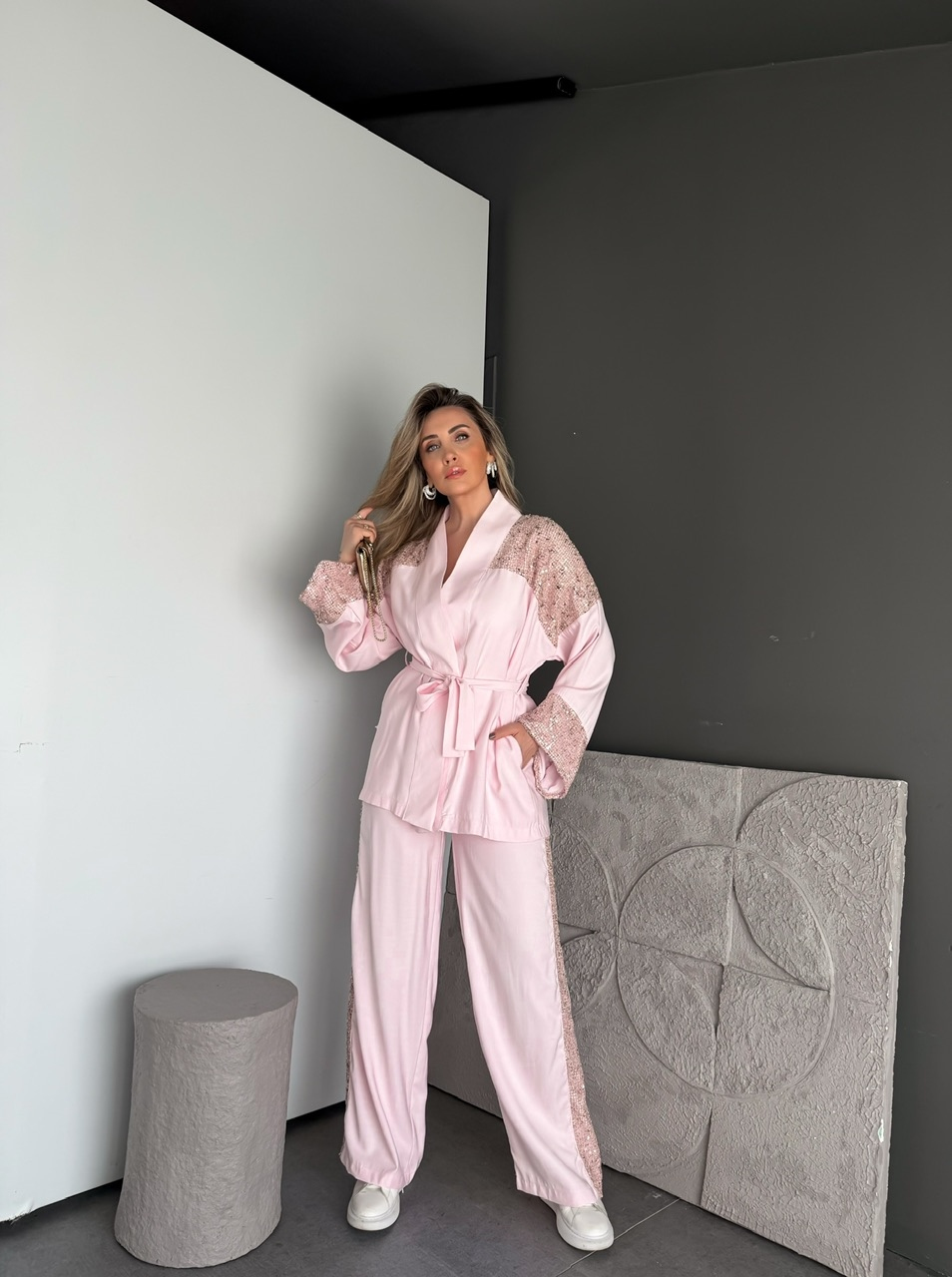 Pembe Pul İşlemeli Kuşaklı Şık Takım