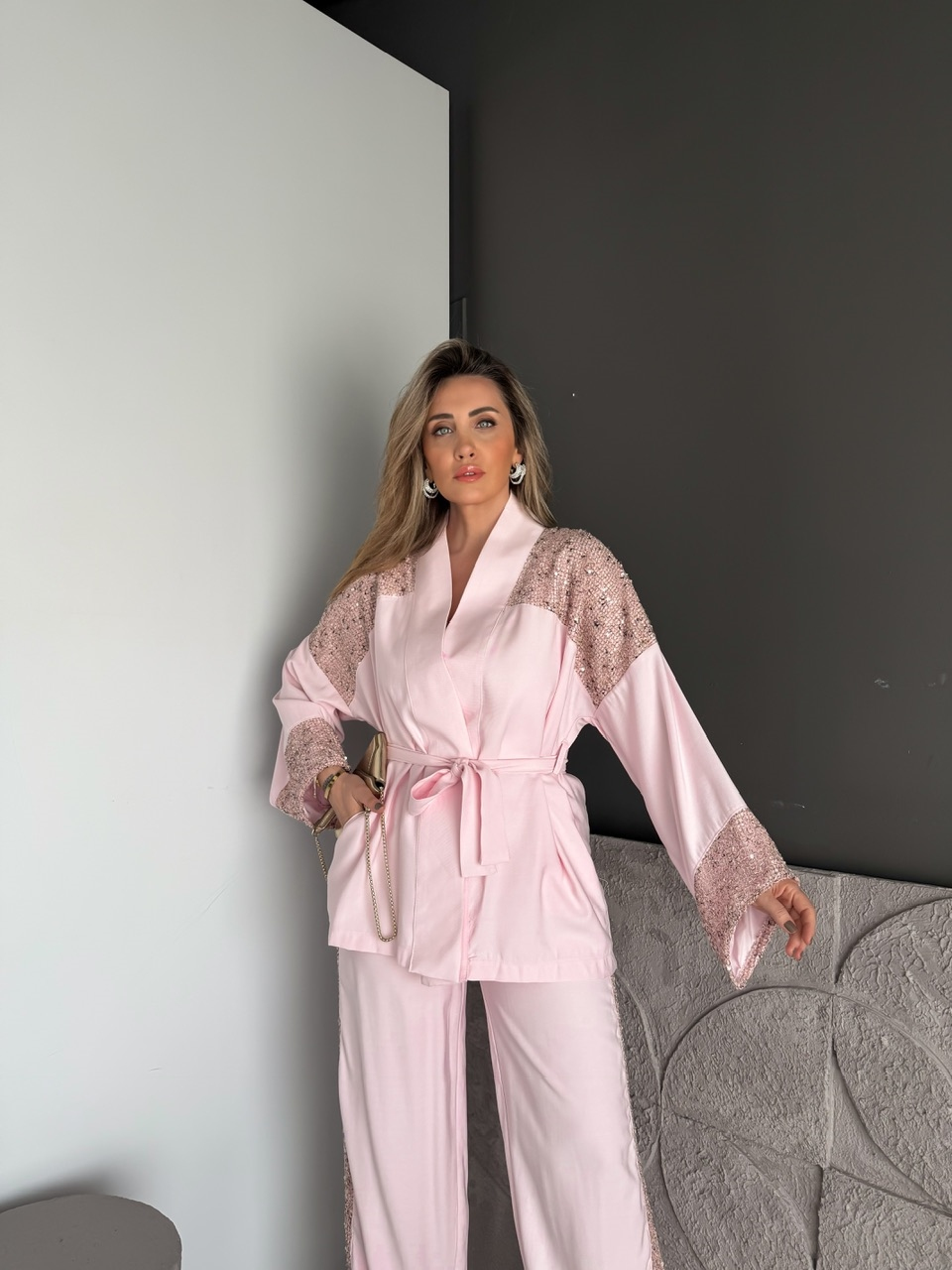 Pembe Pul İşlemeli Kuşaklı Şık Takım