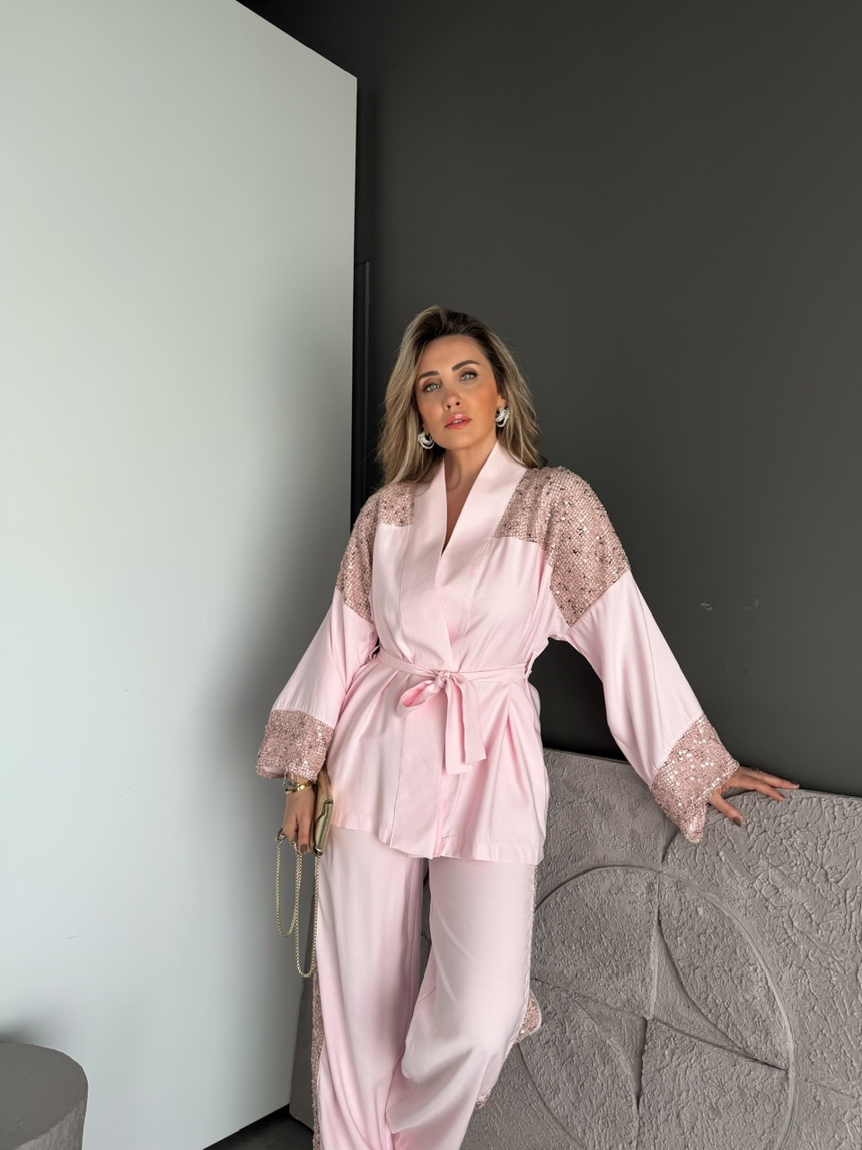 Pembe Pul İşlemeli Kuşaklı Şık Takım