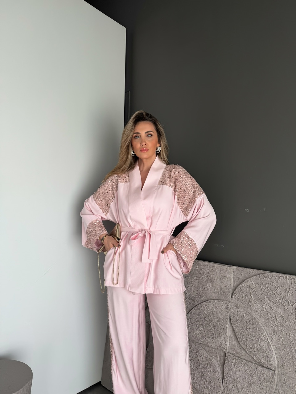 Pembe Pul İşlemeli Kuşaklı Şık Takım
