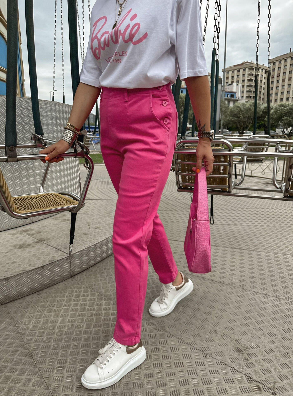 Pembe Yandan Düğmeli Pantolon