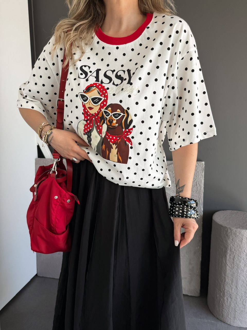 Puantiyeli Sassy Köpekli Tshirt