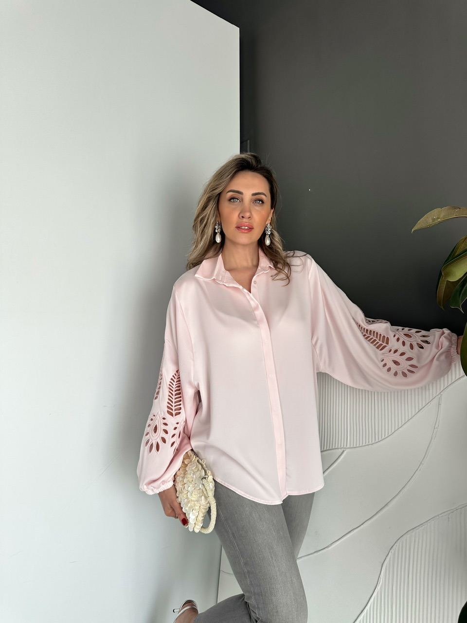 Pudra Saten Balon Kol Nakışlı Gömlek