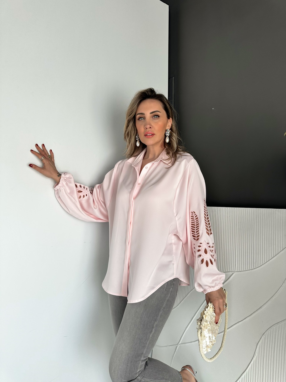 Pudra Saten Balon Kol Nakışlı Gömlek