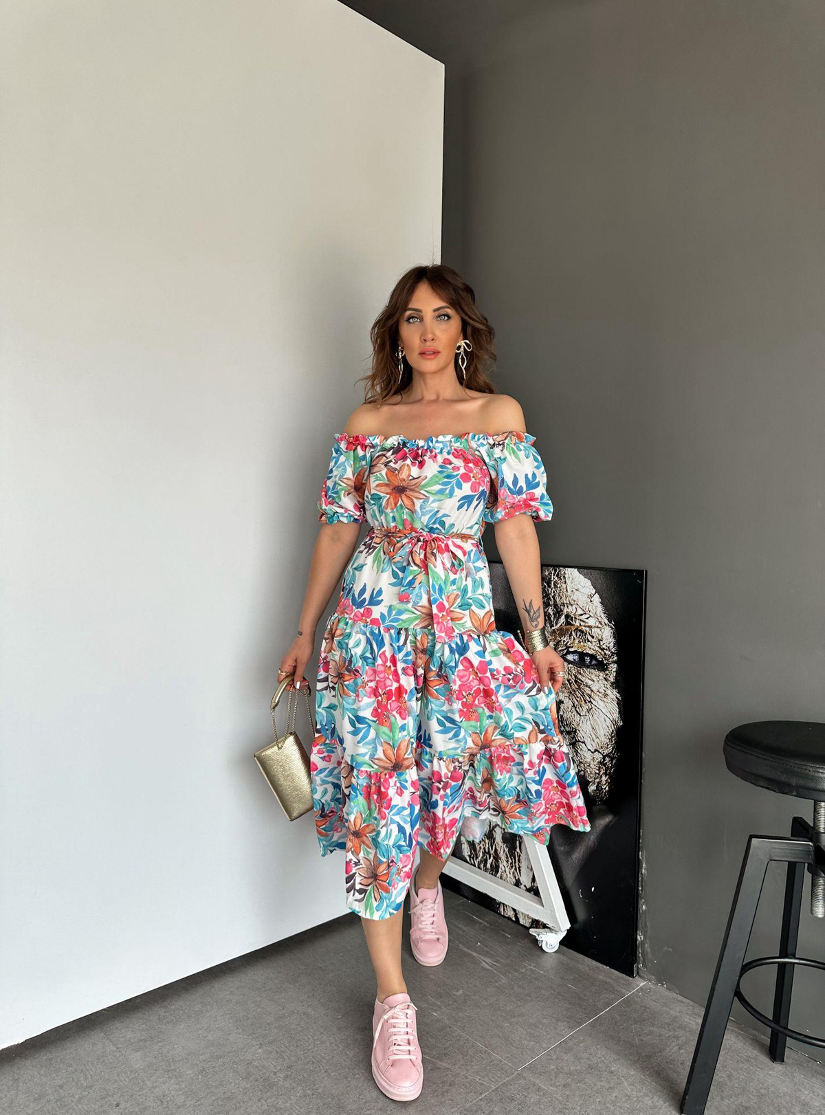 Renkli Çiçekli Madonna Yaka Elbise