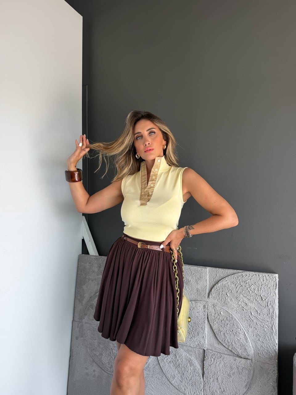 Sarı Düğmeli Dik Yakalı Sıfır Kol Tshirt