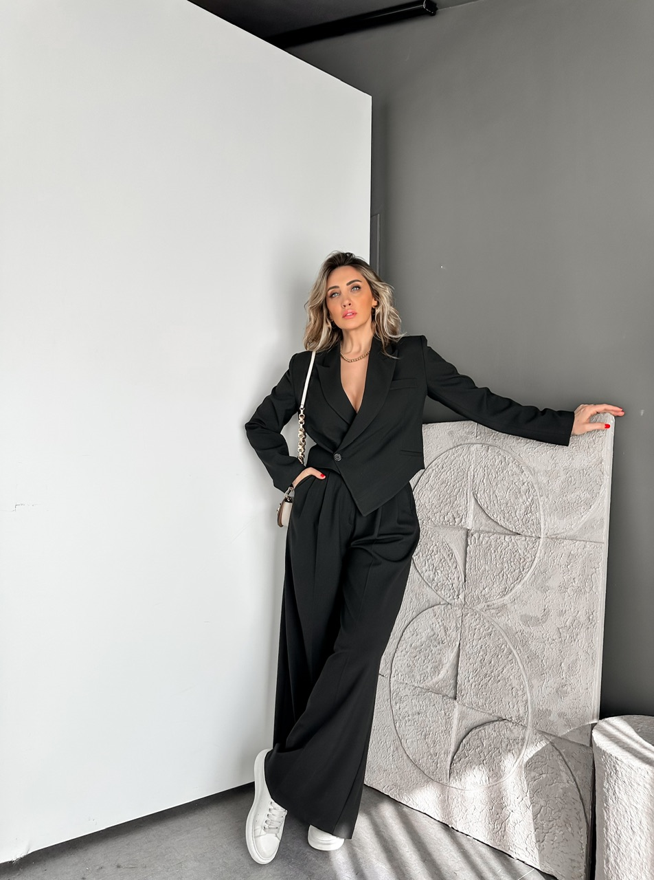 Siyah Asimetrik Ceketli Tasarım Takım
