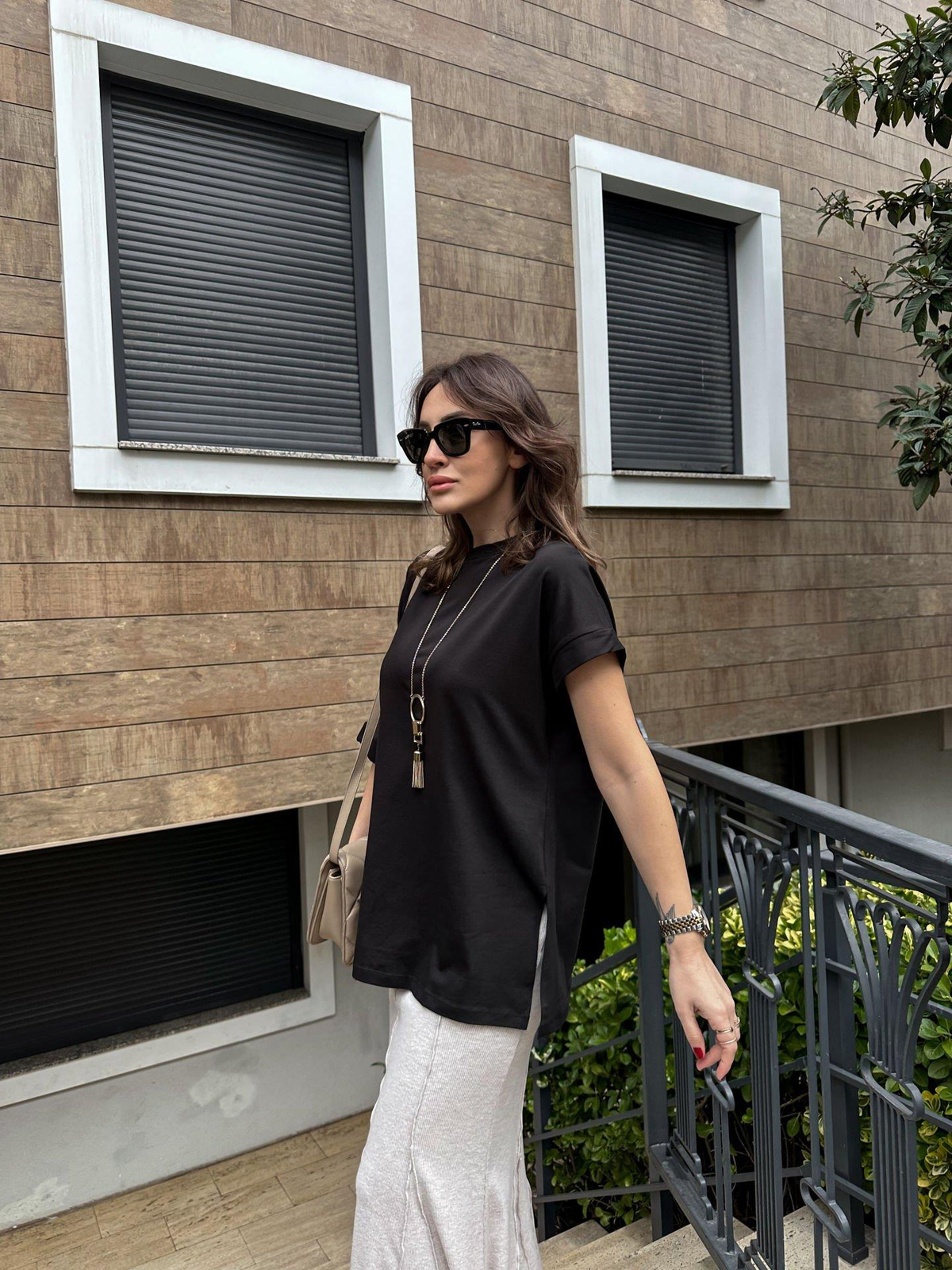 Siyah Asimetrik Kollu Tshirt