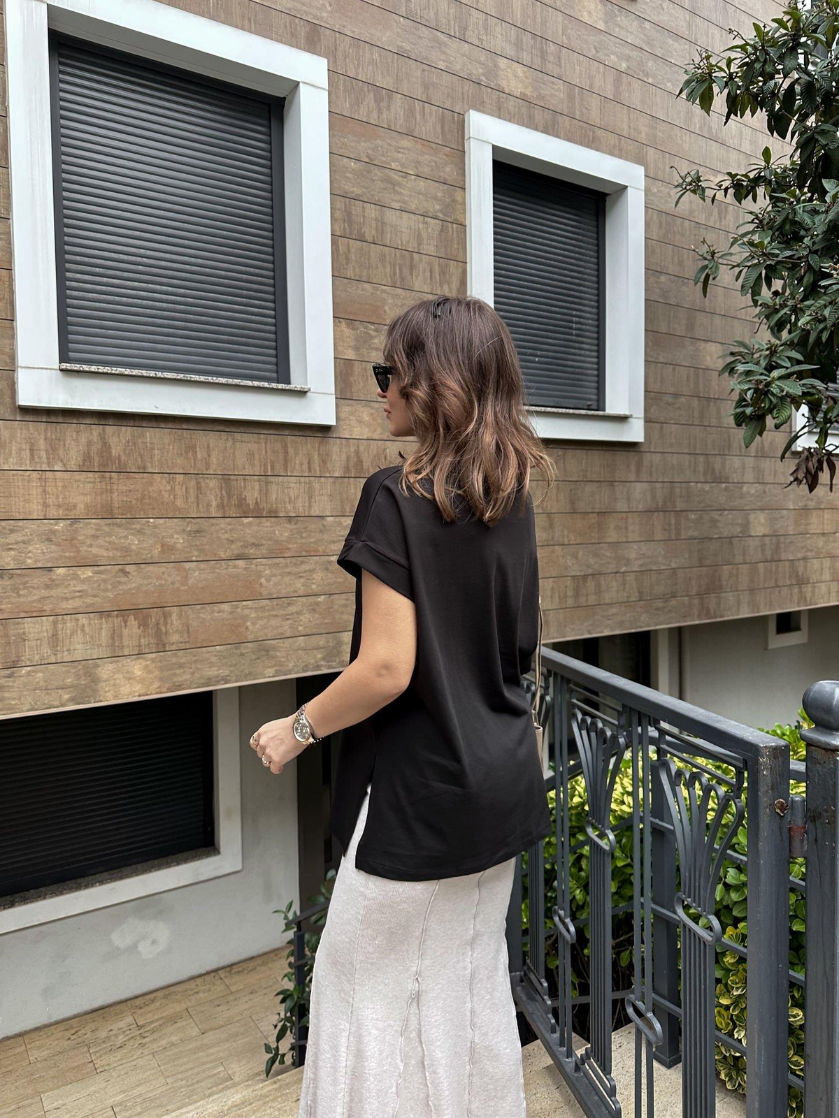 Siyah Asimetrik Kollu Tshirt