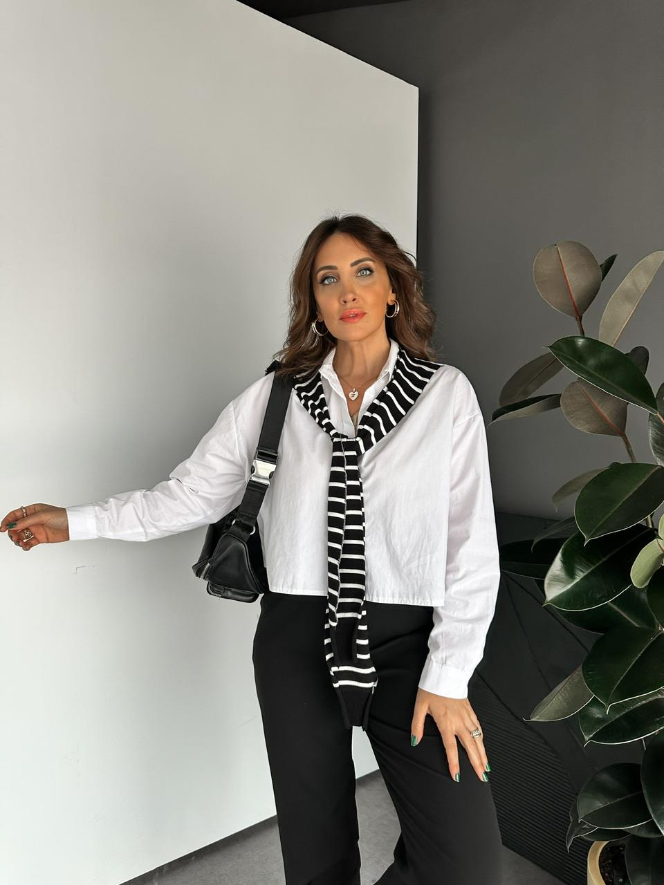 Siyah Atkı Detaylı Gömlek