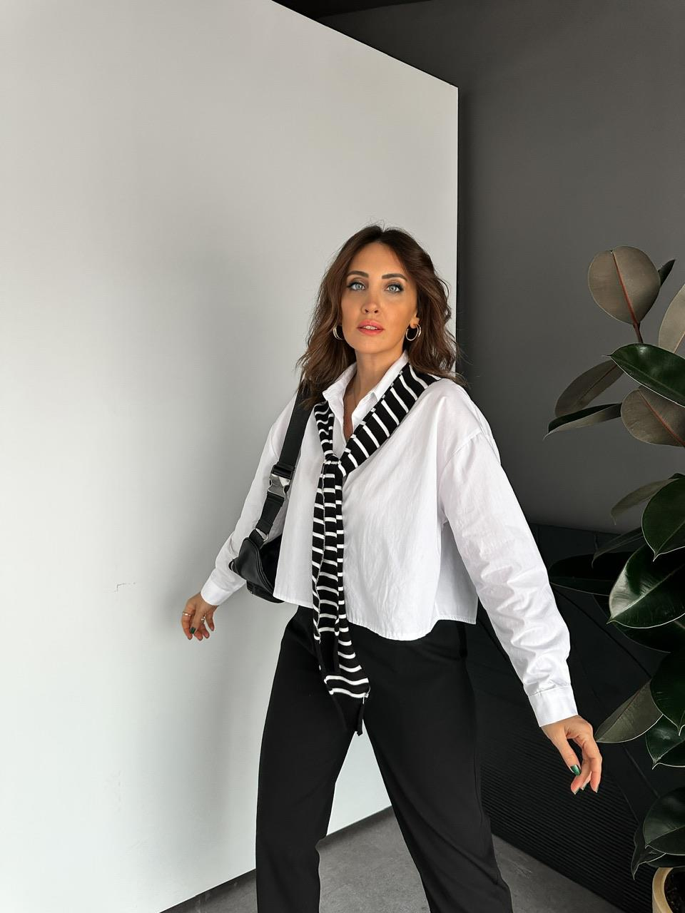 Siyah Atkı Detaylı Gömlek