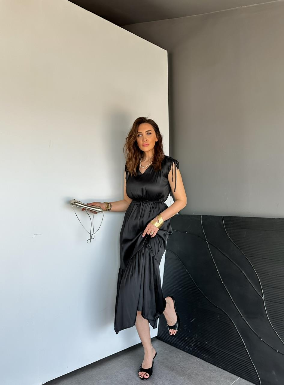 Siyah Büzgü Detaylı Saten Elbise