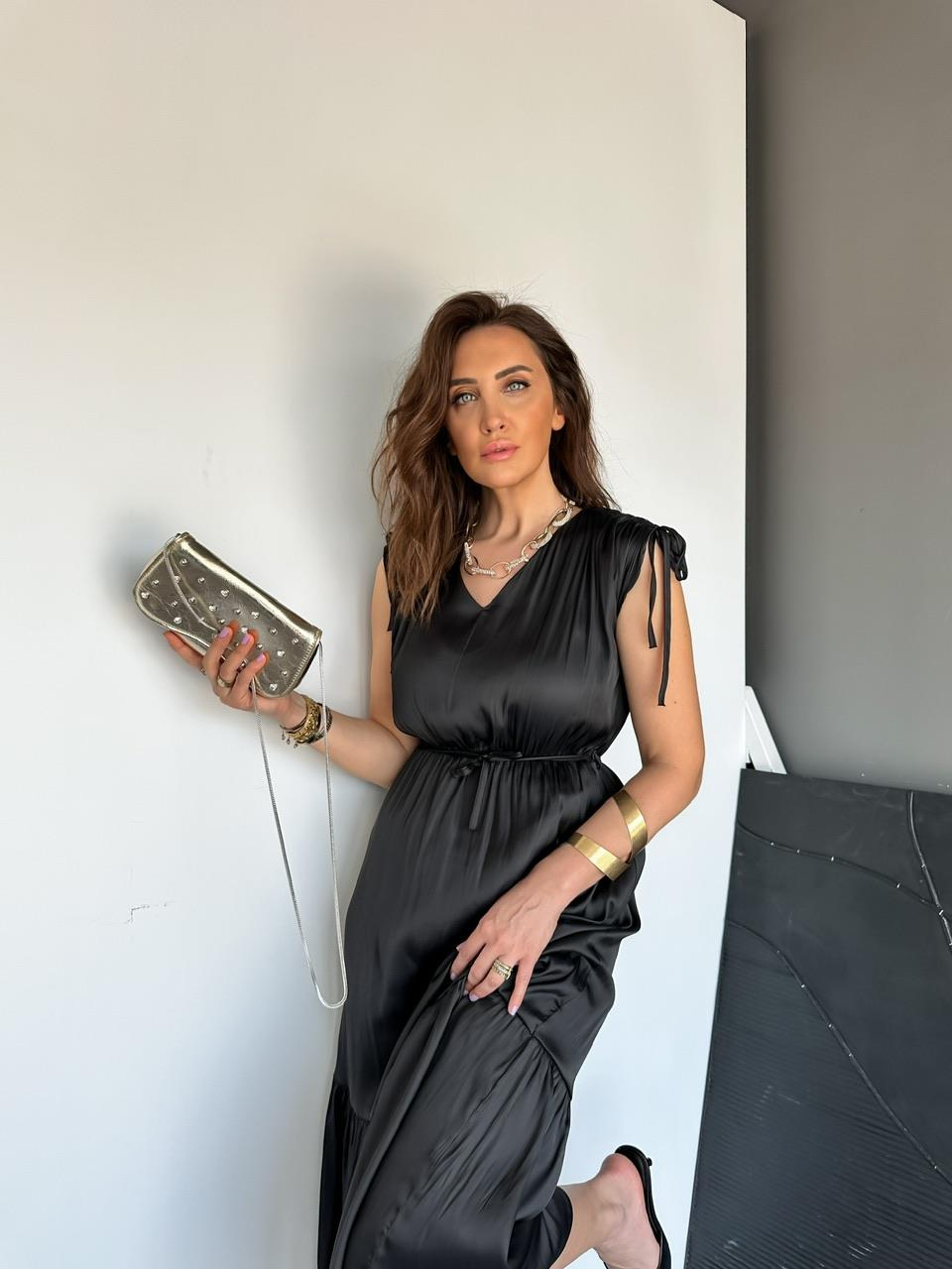 Siyah Büzgü Detaylı Saten Elbise