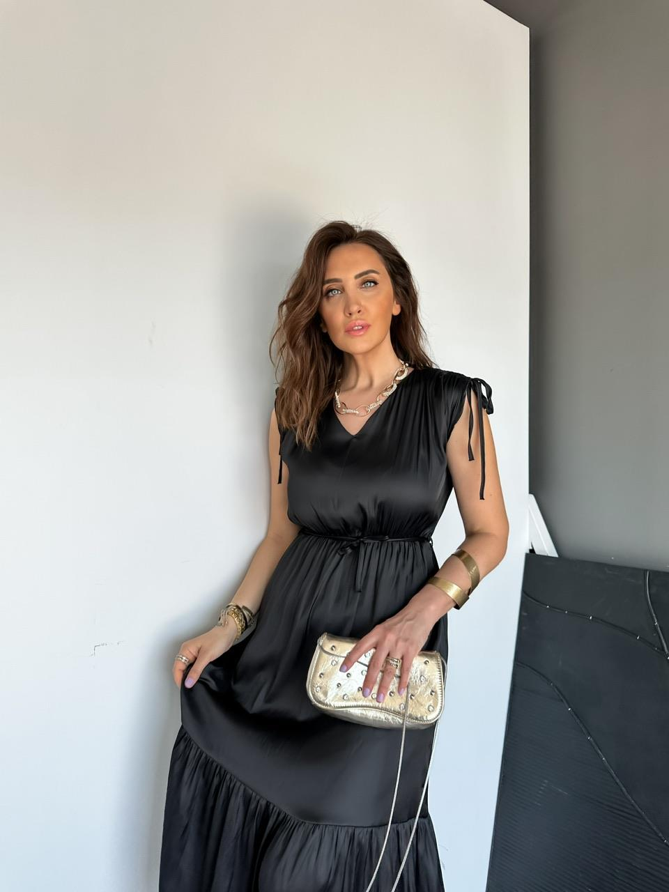 Siyah Büzgü Detaylı Saten Elbise