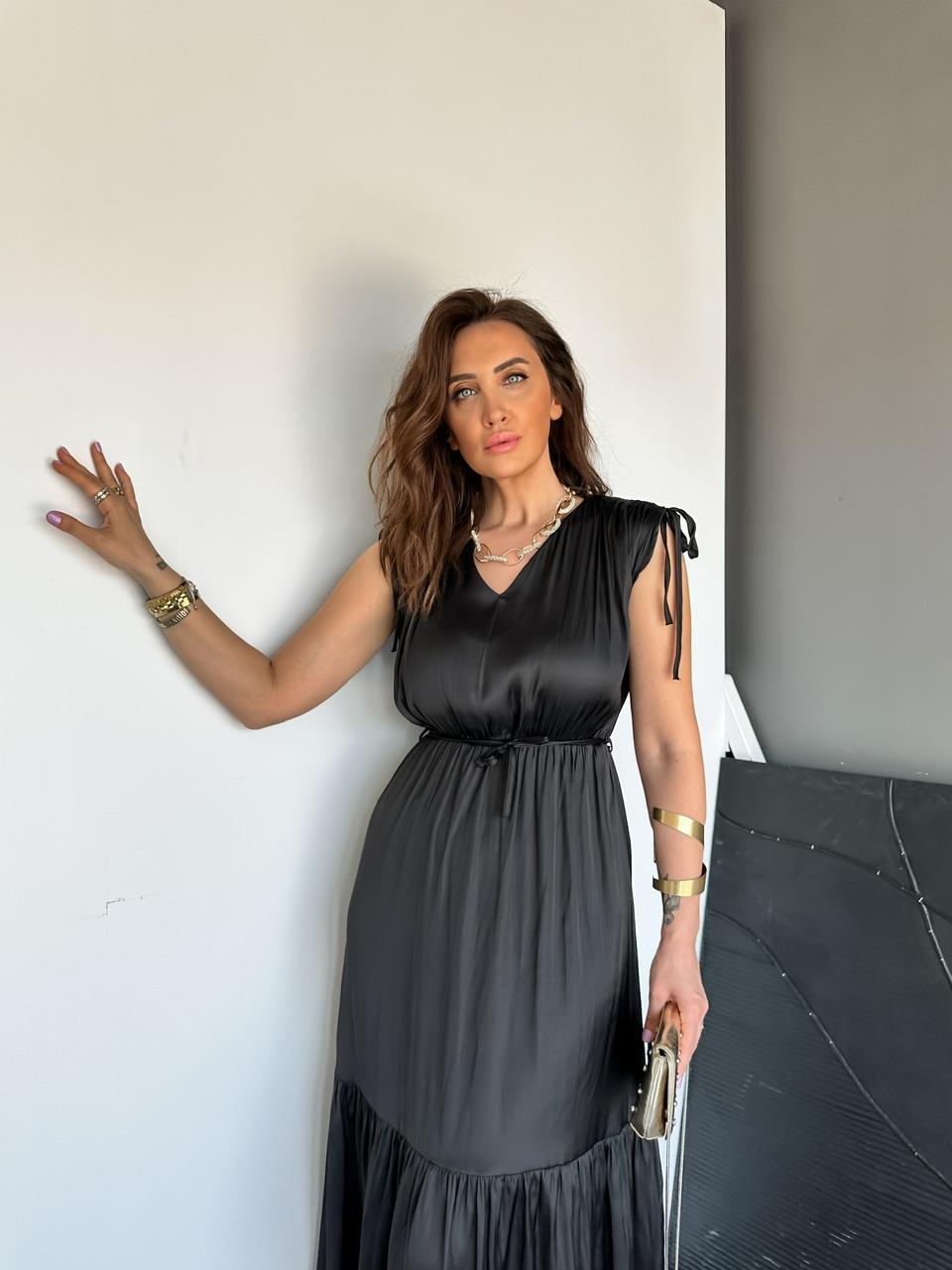 Siyah Büzgü Detaylı Saten Elbise
