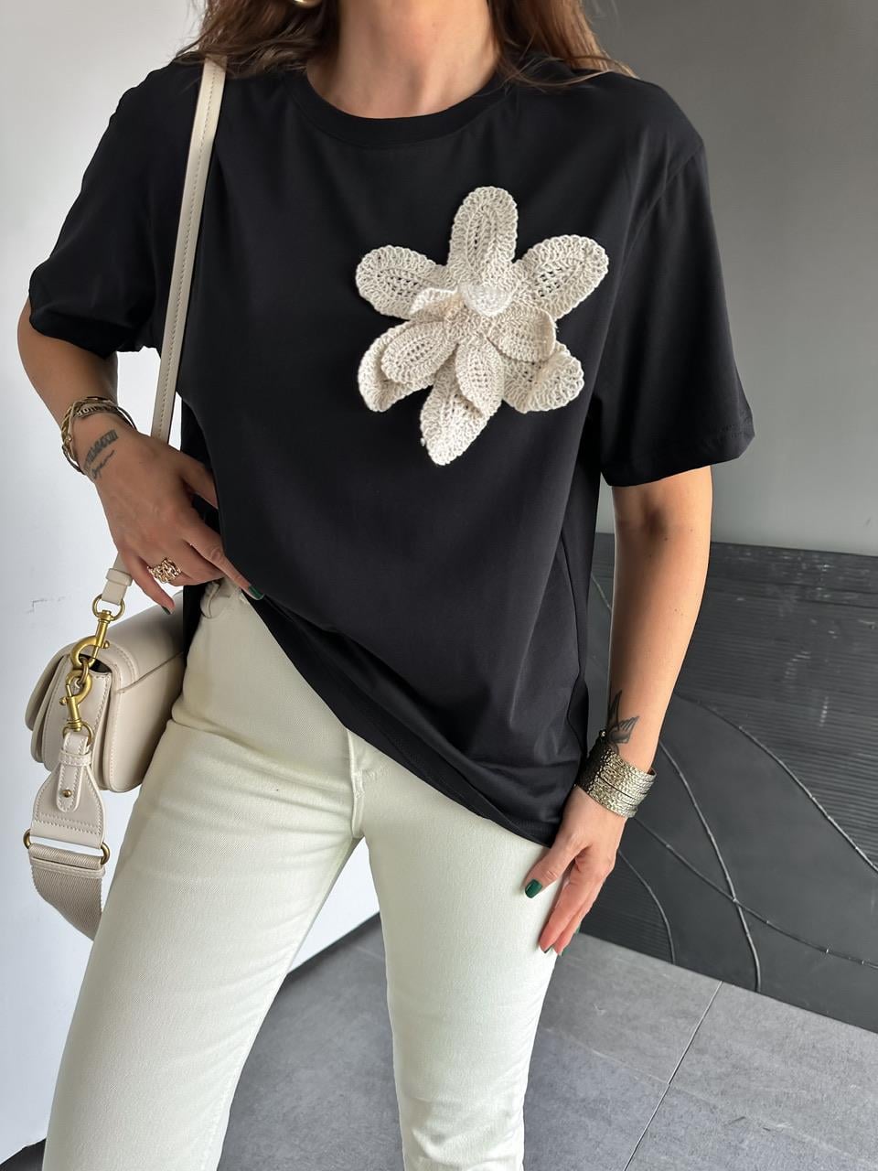 Siyah Çiçek Aksesuarlı Cotton Tshirt