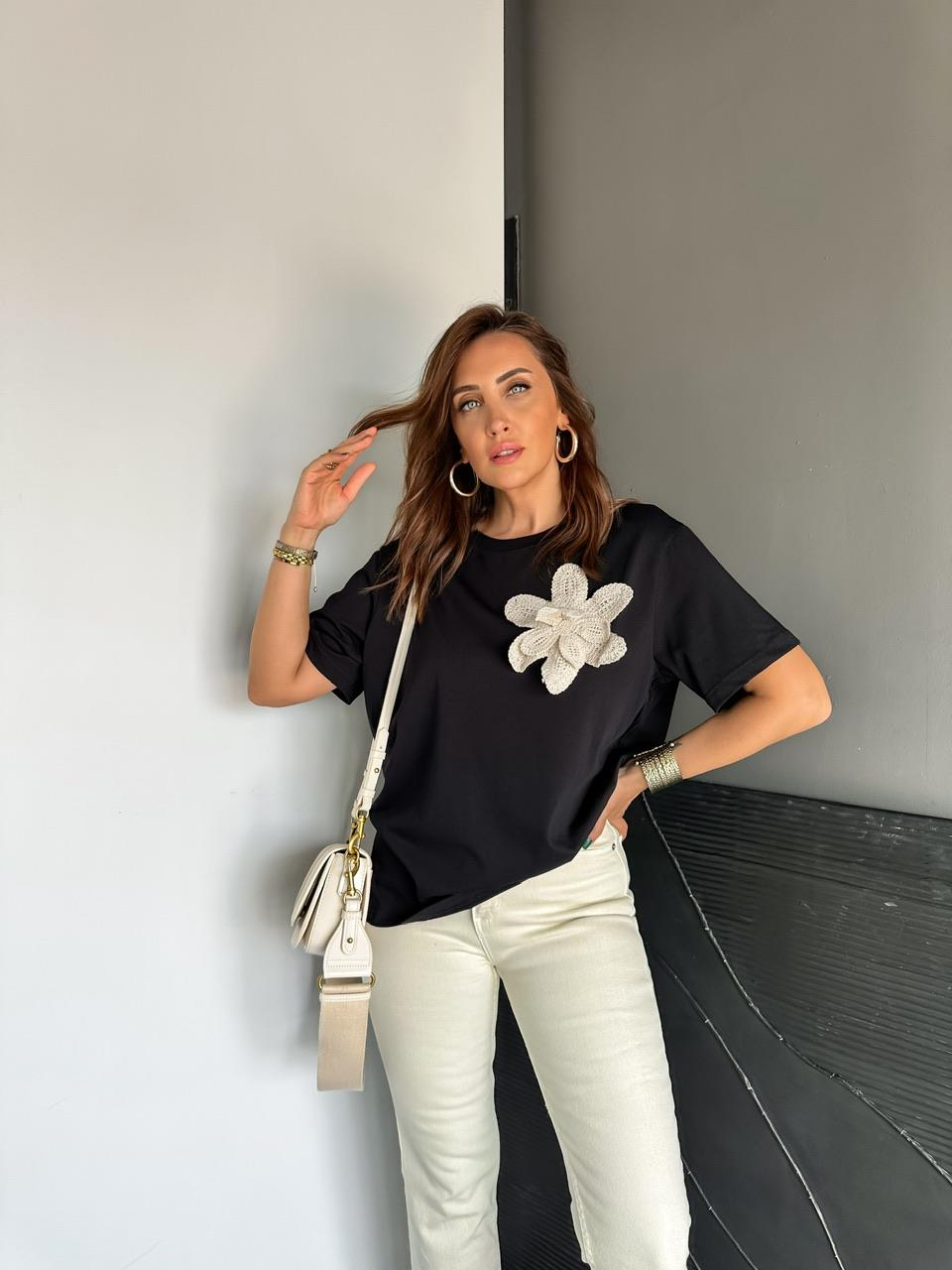 Siyah Çiçek Aksesuarlı Cotton Tshirt