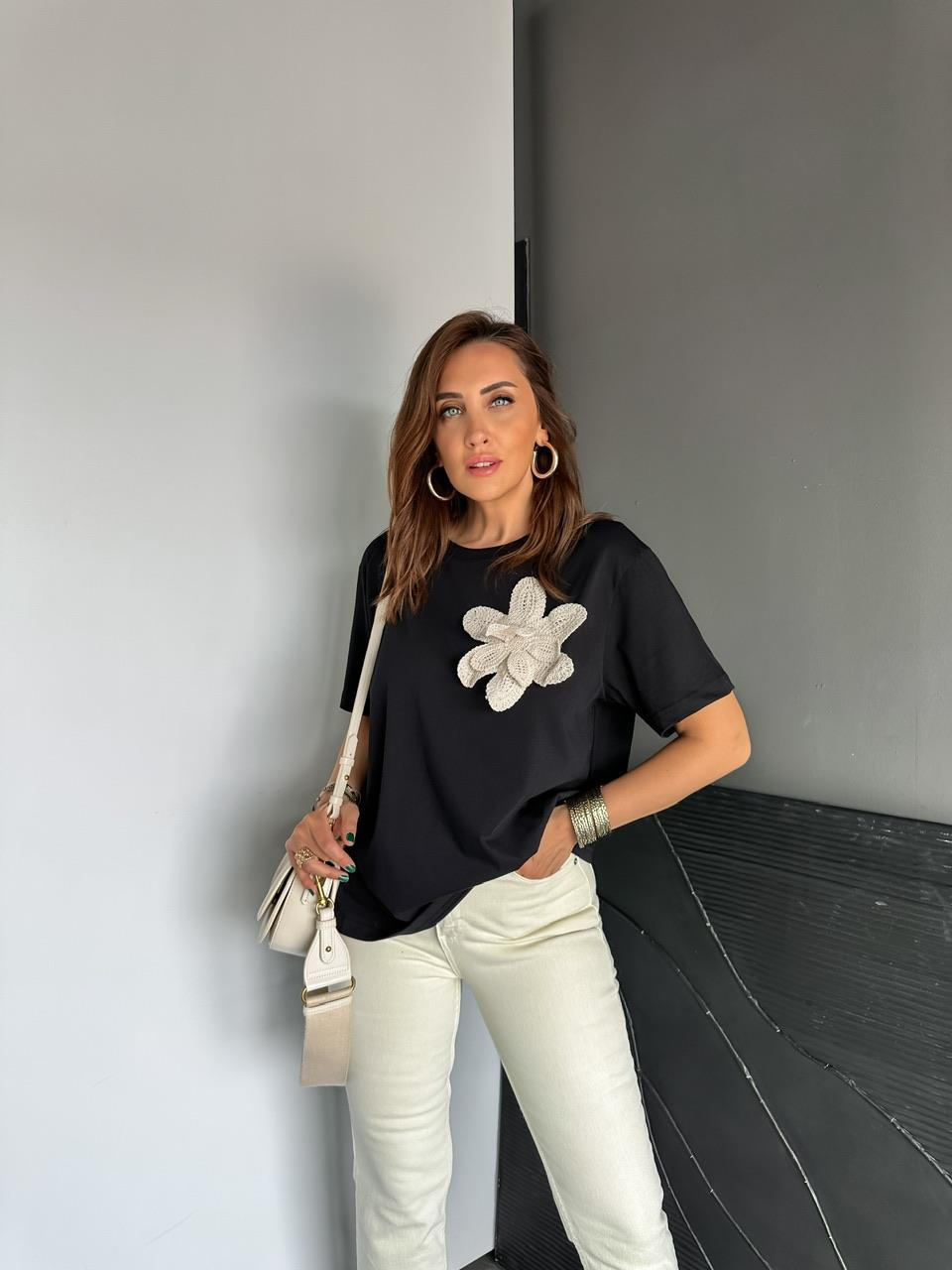 Siyah Çiçek Aksesuarlı Cotton Tshirt