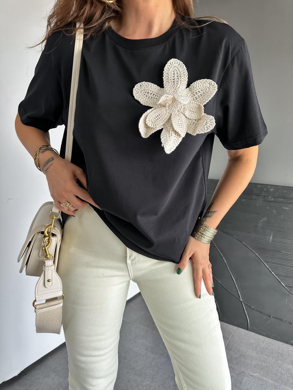 Siyah Çiçek Aksesuarlı Cotton Tshirt