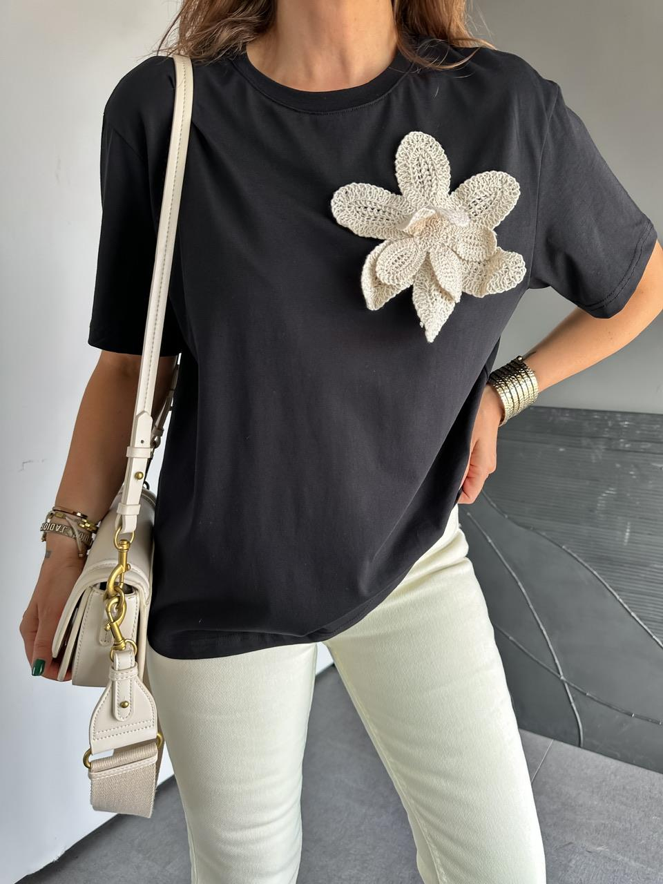 Siyah Çiçek Aksesuarlı Cotton Tshirt