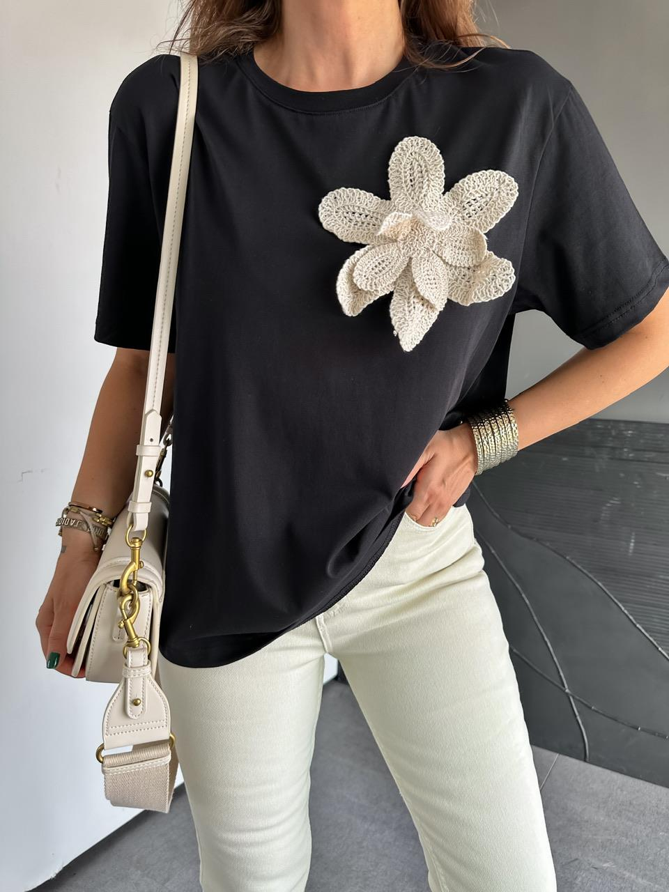 Siyah Çiçek Aksesuarlı Cotton Tshirt