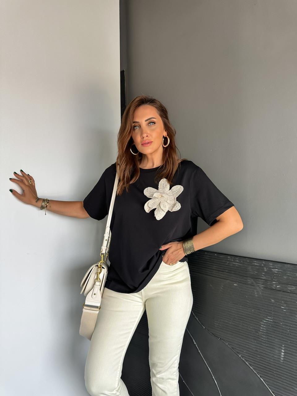 Siyah Çiçek Aksesuarlı Cotton Tshirt
