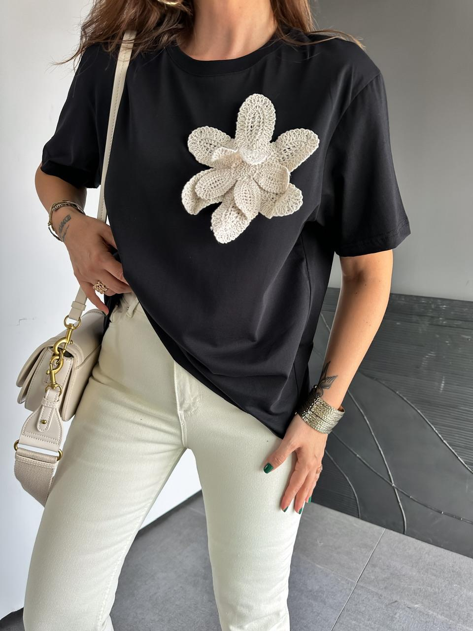 Siyah Çiçek Aksesuarlı Cotton Tshirt