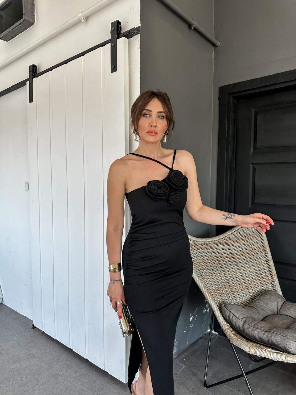 Siyah Çiçek Aksesuarlı Drapeli Elbise