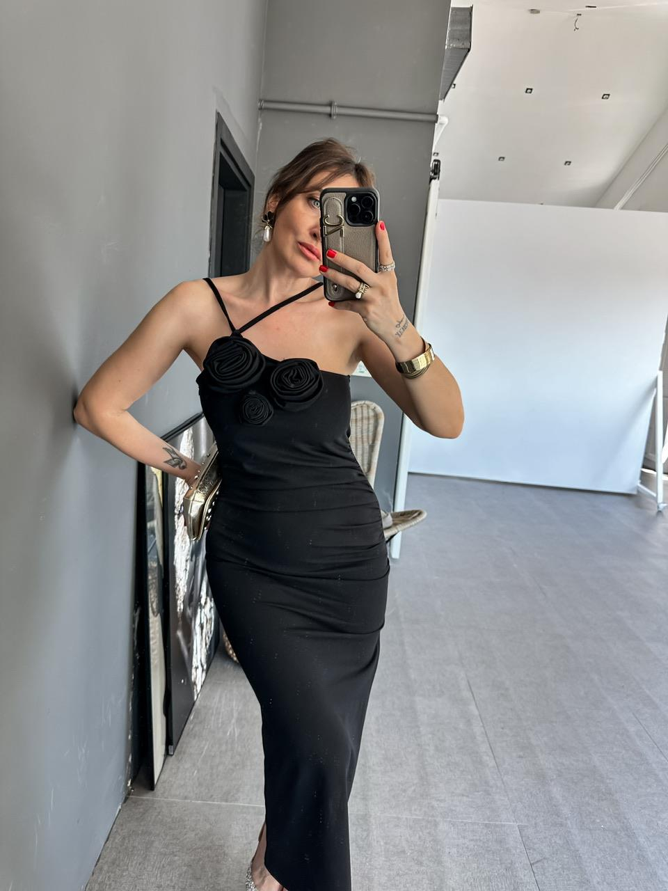 Siyah Çiçek Aksesuarlı Drapeli Elbise