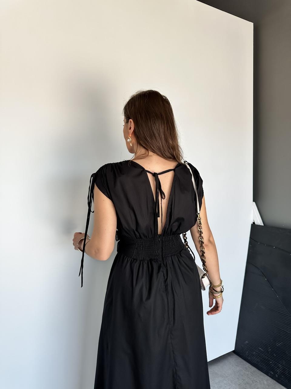 Siyah Çiçek Aksesuarlı Elbise
