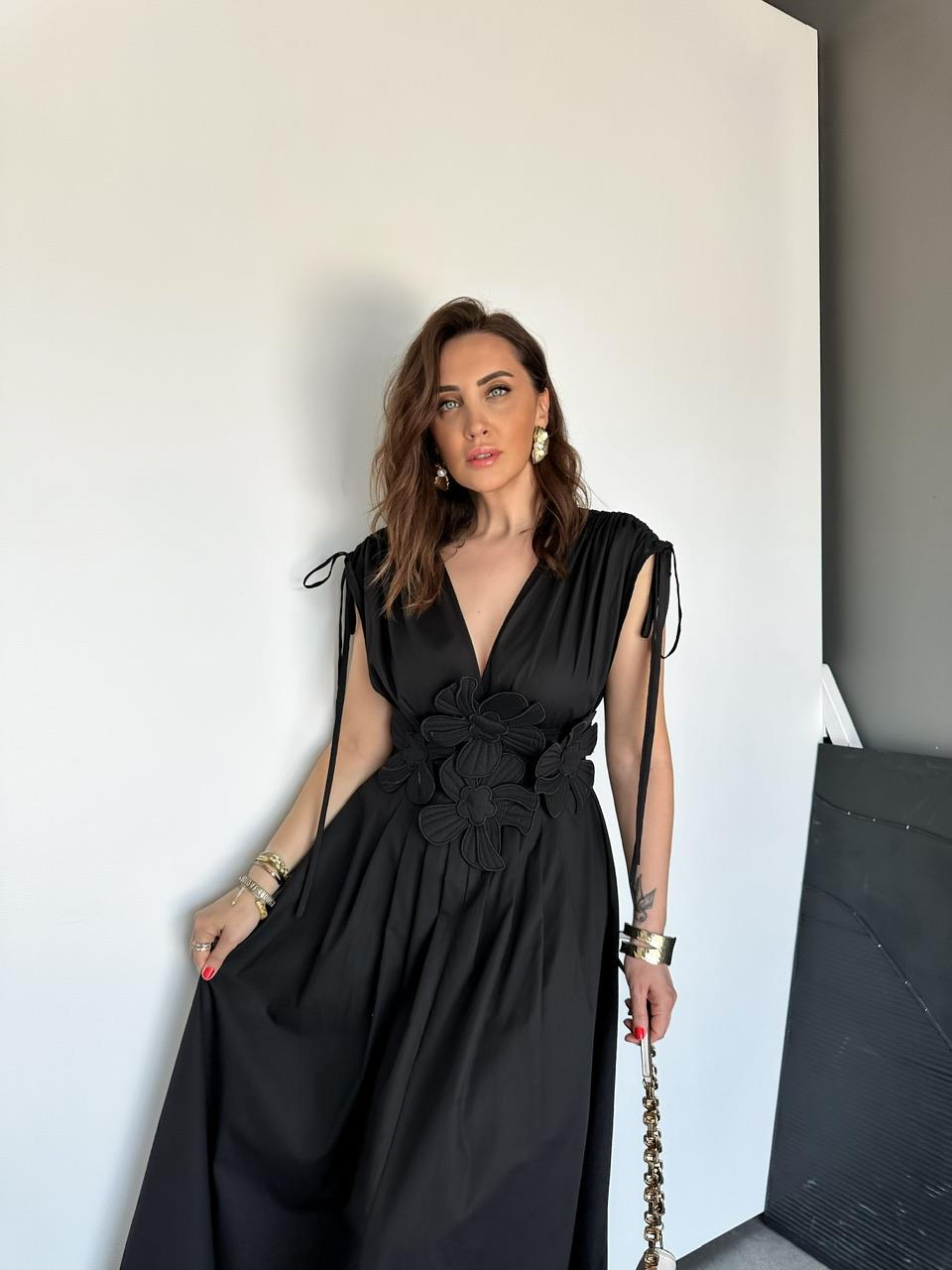 Siyah Çiçek Aksesuarlı Elbise