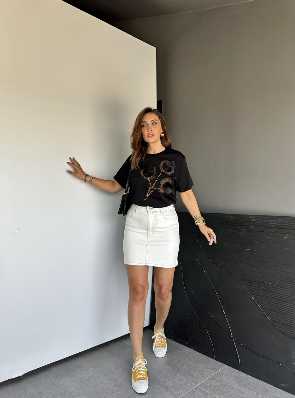 Siyah Çiçek Aksesuarlı Nakışlı Tshirt