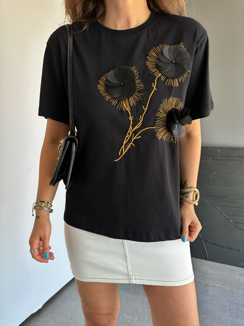 Siyah Çiçek Aksesuarlı Nakışlı Tshirt