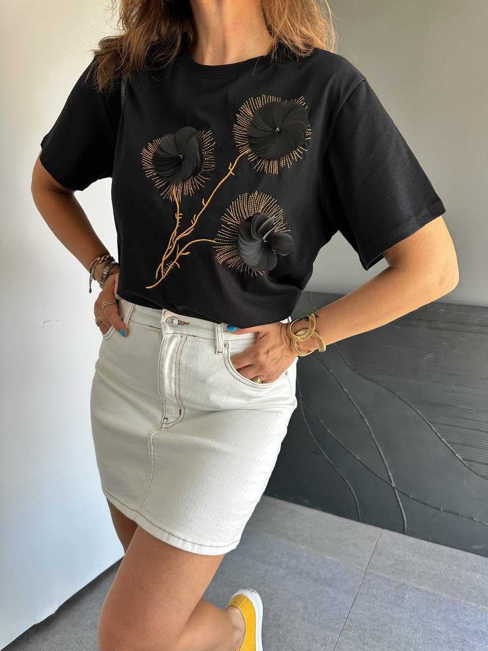 Siyah Çiçek Aksesuarlı Nakışlı Tshirt
