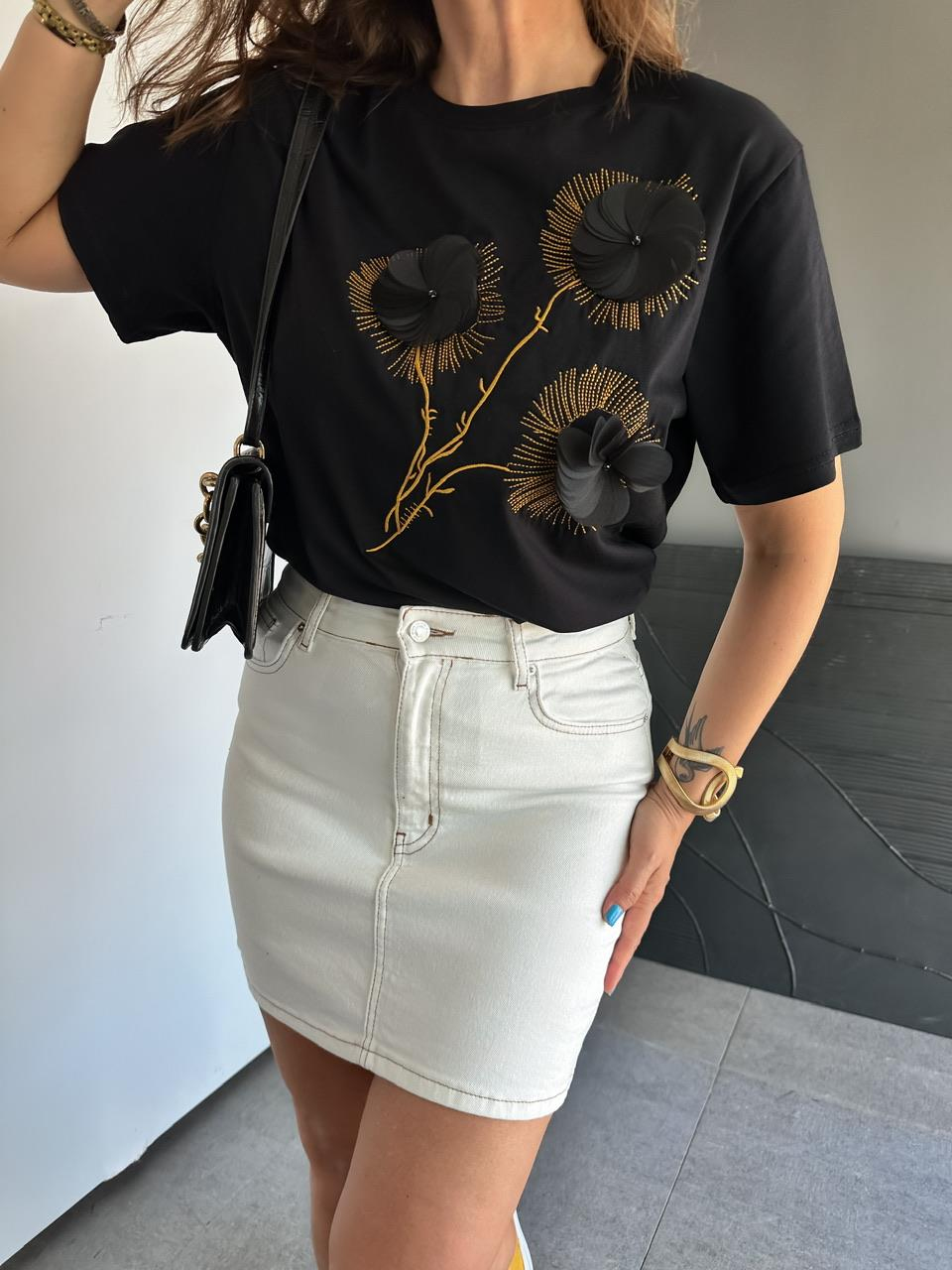 Siyah Çiçek Aksesuarlı Nakışlı Tshirt