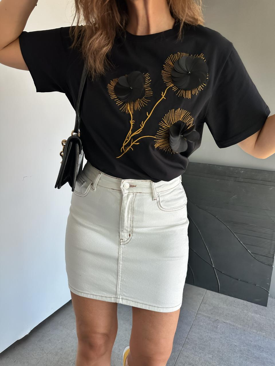 Siyah Çiçek Aksesuarlı Nakışlı Tshirt
