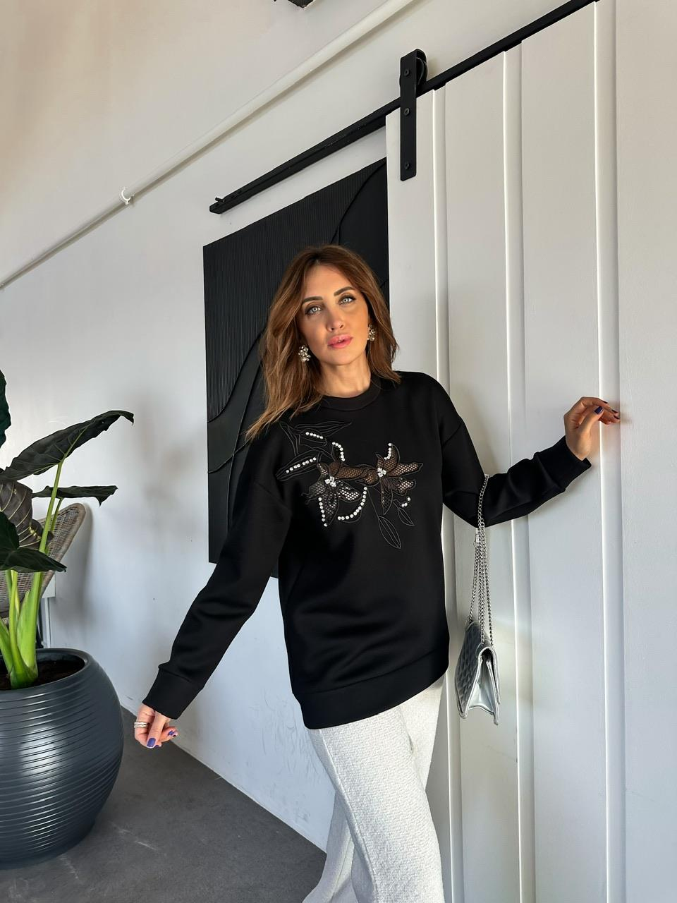 Siyah Çiçek İşlemeli Taşlı Sweatshirt